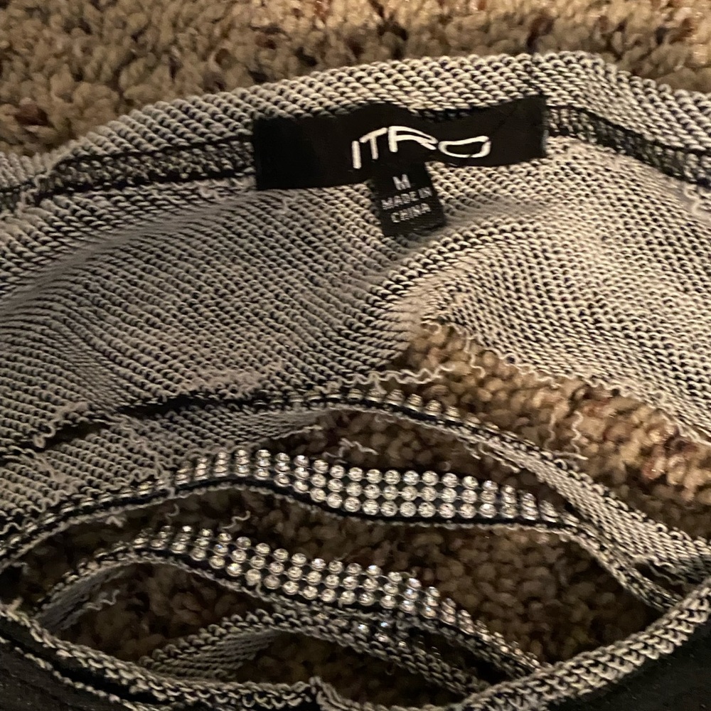 Light Weight Pullover Shirt Triangular Shaped Cut… - image 5